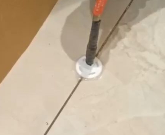 弥渡瓷砖空鼓维修公司专业解答瓷砖在铺贴过程中，如果没有涂抹均匀到位的粘结材料（如水泥砂浆或瓷砖胶），可能会导致以下问题