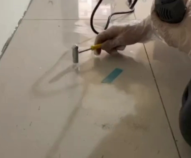 弥渡瓷砖开裂维修公司专业分享瓷砖在铺贴前如果没有沥干水分，将会导致以下问题